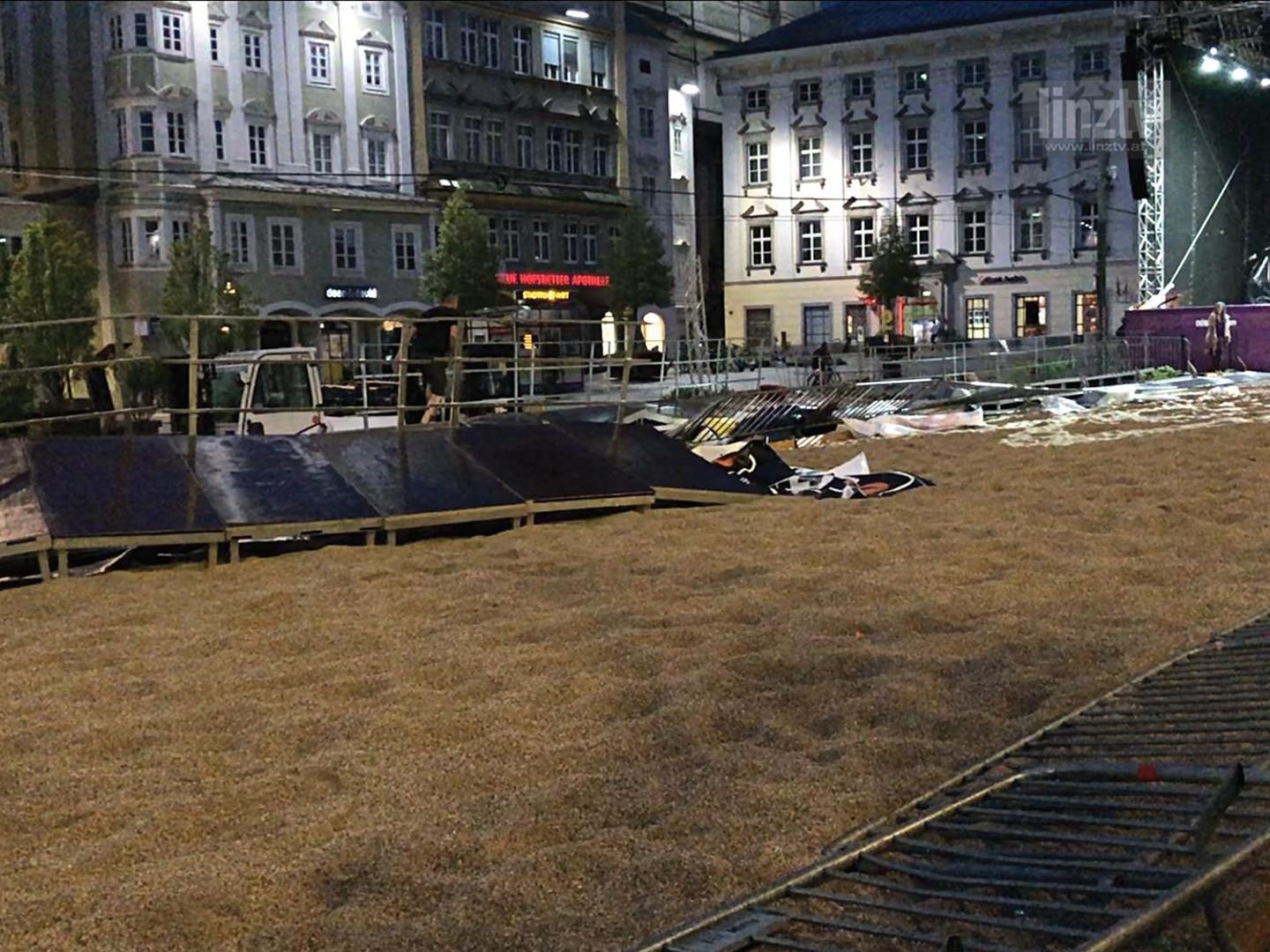 Umgestürzte Tribüne